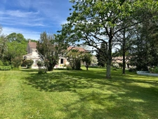 CHARMANT ENSEMBLE IMMOBILIER, 2 LOGEMENTS, 247 m², 7 CHAMBRES et dépendances SUR 4 Ha JOLIMENT ARBORÉS