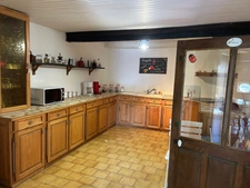 JOLIE MAISON DE VILLAGE AVEC EXTERIEURS, 2 ou 3 CHAMBRES, BEAUCOUP DE CHARME !!