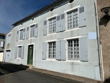 GRANDE MAISON DE BOURG AVEC CACHET, 3 CHAMBRES (possibilités ++), BEAUX VOLUMES, ESPACES AMÉNAGEABLES, JARDIN 