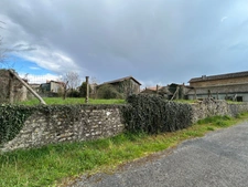 MAISON DE BOURG A FINIR DE RÉNOVER, 111 M² EXPLOITABLES, DÉPENDANCES, TERRAIN 1310M²... A SAISIR !!