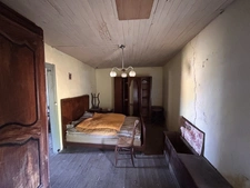 ENSEMBLE IMMOBILIER A RESTAURER (3 LOGEMENTS et une DÉPENDANCE) , CENTRE BOURG, JARDIN, PROCHE ÉCOLE