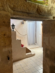 JOLIE MAISON DE VILLAGE AVEC EXTERIEURS, 2 ou 3 CHAMBRES, BEAUCOUP DE CHARME !!