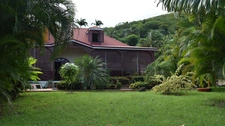 DESHAIES, Villa plage à pied, 2 bungalow, garage et piscine, sur 1 965 m² de terrain arboré