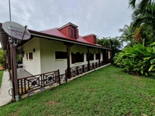 DESHAIES, Villa plage à pied, 2 bungalow, garage et piscine, sur 1 965 m² de terrain arboré