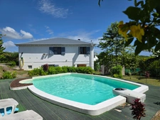 Charmante Maison + F2 et Studio piscine petite vue mer éloignée SAINTE ANNE (971)