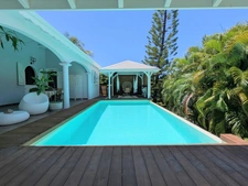 Superbe villa ambiance balinaise avec piscine garage en sous-sol et atelier