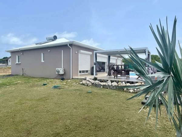 SUPERBE VILLA NEUVE DE STANDING, 4CH, PISCINE, SUR 800 M² DE TERRAIN