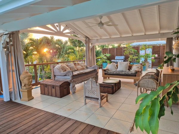 Superbe villa ambiance balinaise avec piscine garage en sous-sol et atelier