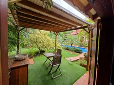 DESHAIES, Villa plage à pied, 2 bungalow, garage et piscine, sur 1 965 m² de terrain arboré