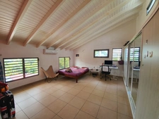 Spacieuse villa architecte P6 vue mer éloignée avec piscine sur 1200 m² de terrain arboré et clos