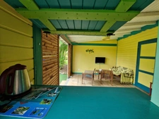 DESHAIES, Villa plage à pied, 2 bungalow, garage et piscine, sur 1 965 m² de terrain arboré