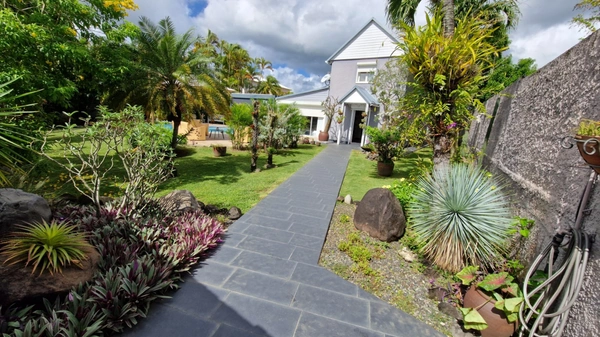 Moudong Sud magnifique villa de standing avec piscine sur 760 m² de terrain