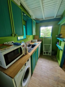 DESHAIES, Villa plage à pied, 2 bungalow, garage et piscine, sur 1 965 m² de terrain arboré
