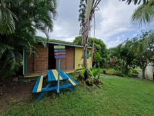 DESHAIES, Villa plage à pied, 2 bungalow, garage et piscine, sur 1 965 m² de terrain arboré
