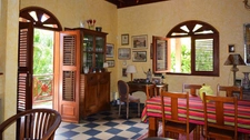 DESHAIES, Villa plage à pied, 2 bungalow, garage et piscine, sur 1 965 m² de terrain arboré