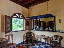 DESHAIES, Villa plage à pied, 2 bungalow, garage et piscine, sur 1 965 m² de terrain arboré