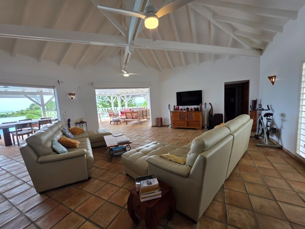 Superbe villa de standing VUE MER + T3 piscine à débordement sur 1000 m² à BAIE MAHAULT (971)