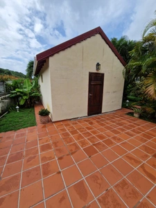 DESHAIES, Villa plage à pied, 2 bungalow, garage et piscine, sur 1 965 m² de terrain arboré