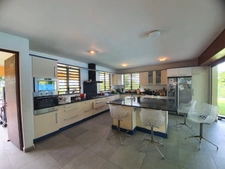 Spacious P6 architect villa with distant sea view with swimming pool on 1200 m² of wooded and enclosed land