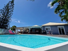 VUE MER Superbe villa de standing + T3 piscine à débordement sur 1000 m² à BAIE MAHAULT (971)