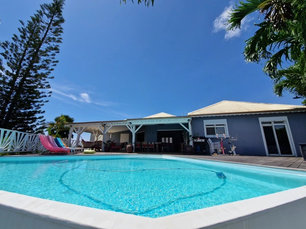 VUE MER Superbe villa de standing + T3 piscine à débordement sur 1000 m² à BAIE MAHAULT (971)