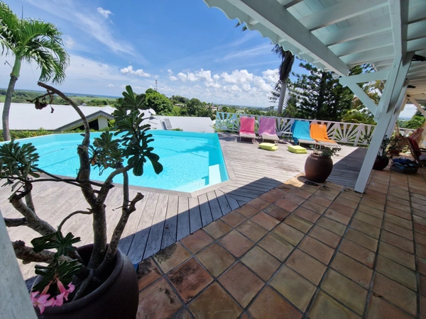 VUE MER Superbe villa de standing + T3 piscine à débordement sur 1000 m² à BAIE MAHAULT (971)