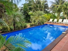 DESHAIES, Villa plage à pied, 2 bungalow, garage et piscine, sur 1 965 m² de terrain arboré