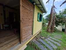 DESHAIES, Villa plage à pied, 2 bungalow, garage et piscine, sur 1 965 m² de terrain arboré