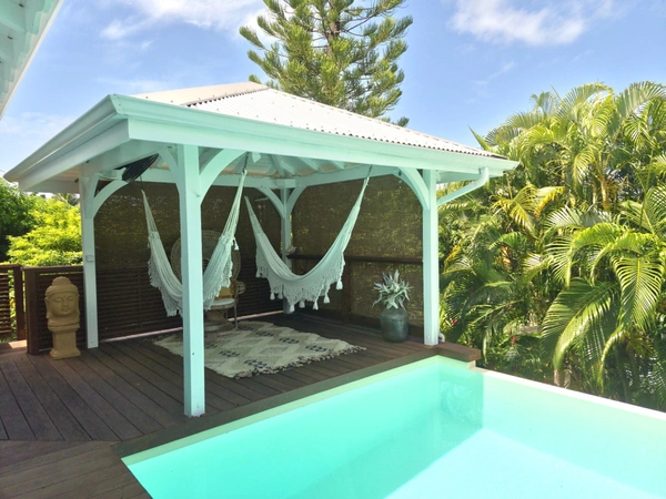 Superbe villa ambiance balinaise avec piscine garage en sous-sol et atelier