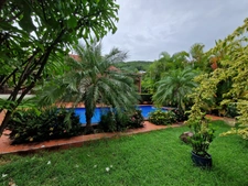 DESHAIES, Villa plage à pied, 2 bungalow, garage et piscine, sur 1 965 m² de terrain arboré
