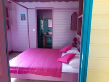DESHAIES, Villa plage à pied, 2 bungalow, garage et piscine, sur 1 965 m² de terrain arboré
