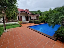 DESHAIES, Villa plage à pied, 2 bungalow, garage et piscine, sur 1 965 m² de terrain arboré
