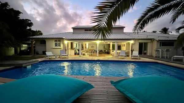 Superbe villa VUE MER ELOIGNÉE PLAGE A PIED piscine jacuzzi sur plus de 1900 m² de terrain à LE GOSIER (971)