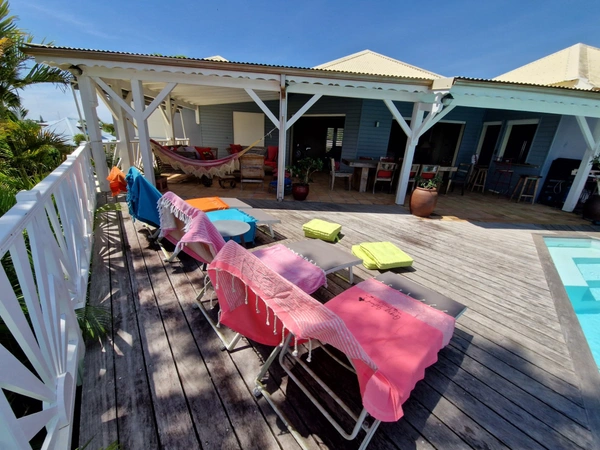 Superbe villa de standing VUE MER + T3 piscine à débordement sur 1000 m² à BAIE MAHAULT (971)