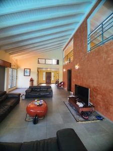 Spacious P6 architect villa with distant sea view with swimming pool on 1200 m² of wooded and enclosed land
