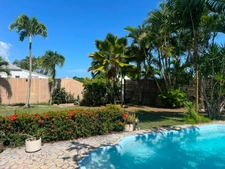 A CONVENIENCE UNOBSTRUCTED VIEW Villa with swimming pool and garage