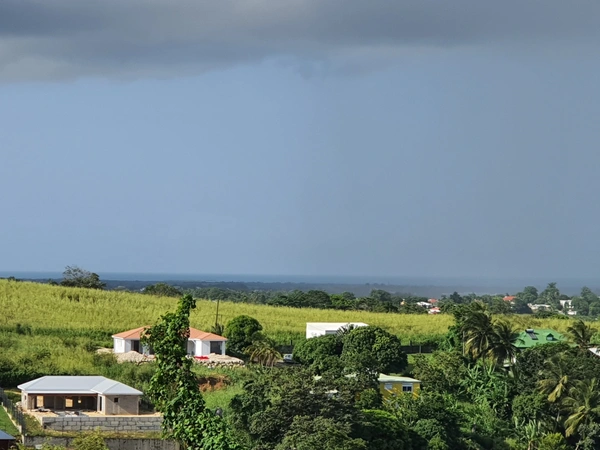 Spacieuse villa architecte P6 vue mer éloignée avec piscine sur 1200 m² de terrain arboré et clos