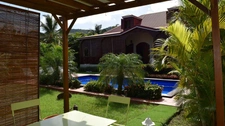 DESHAIES, Villa plage à pied, 2 bungalow, garage et piscine, sur 1 965 m² de terrain arboré