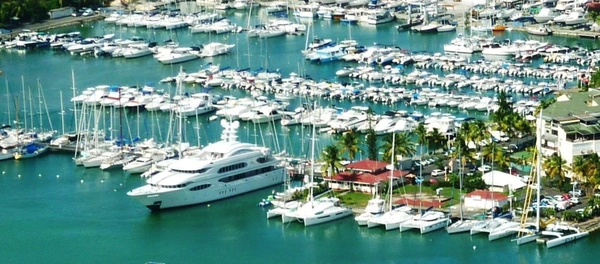 BAS DU FORT, exceptionnelle villa vue marina avec piscine et ponton + dépendances