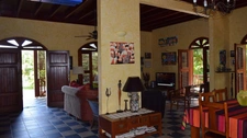 DESHAIES, Villa plage à pied, 2 bungalow, garage et piscine, sur 1 965 m² de terrain arboré