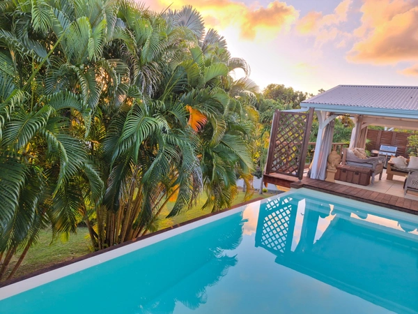 Superbe villa ambiance balinaise avec piscine garage en sous-sol et atelier
