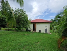 DESHAIES, Villa plage à pied, 2 bungalow, garage et piscine, sur 1 965 m² de terrain arboré