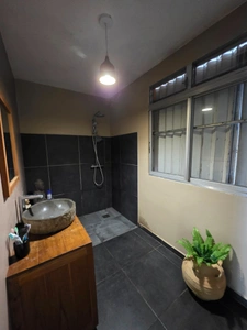 Villa 5 chambres + 2 F2 indépendants sur plus de 2400 m² de terrain