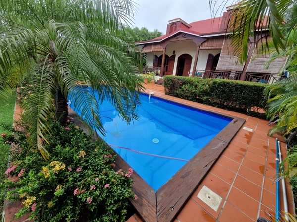 DESHAIES, Villa plage à pied, 2 bungalow, garage et piscine, sur 1 965 m² de terrain arboré