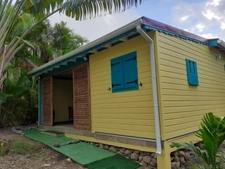 DESHAIES, Villa plage à pied, 2 bungalow, garage et piscine, sur 1 965 m² de terrain arboré