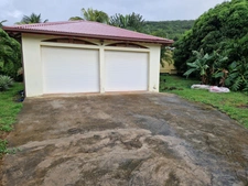 DESHAIES, Villa plage à pied, 2 bungalow, garage et piscine, sur 1 965 m² de terrain arboré