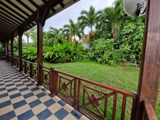 DESHAIES, Villa plage à pied, 2 bungalow, garage et piscine, sur 1 965 m² de terrain arboré
