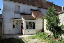 Donnemarie Dontilly, maison de ville avec jardin, grange et atelier.