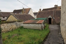 Donnemarie Dontilly, maison de ville avec jardin, granges et garage.