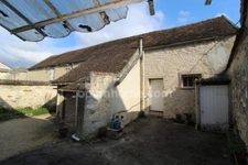 Donnemarie Dontilly, maison de ville avec jardin, granges et garage.